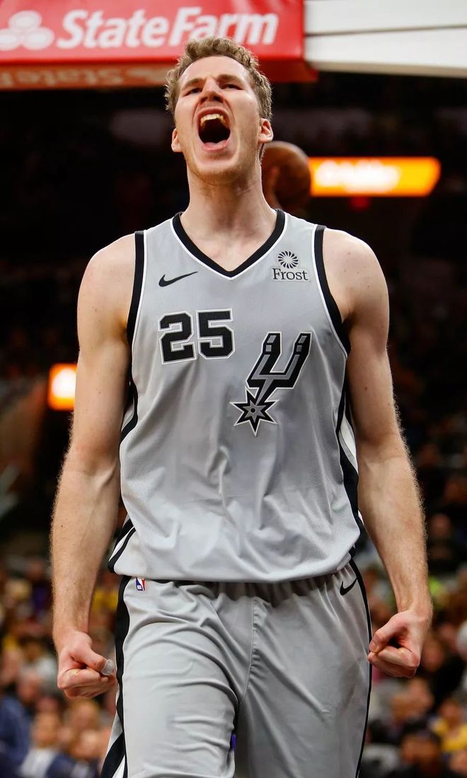 爱游戏体验包含圣安东尼奥马刺训练开放日，今夜复出首秀引欢呼，英超在即，更衣室氛围转暖的词条